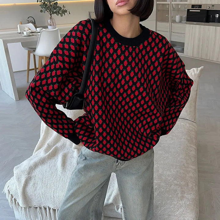 Maglione donna oversize girocollo con stampa fragole. Visione completa, comodo e versatile per il tuo stile.