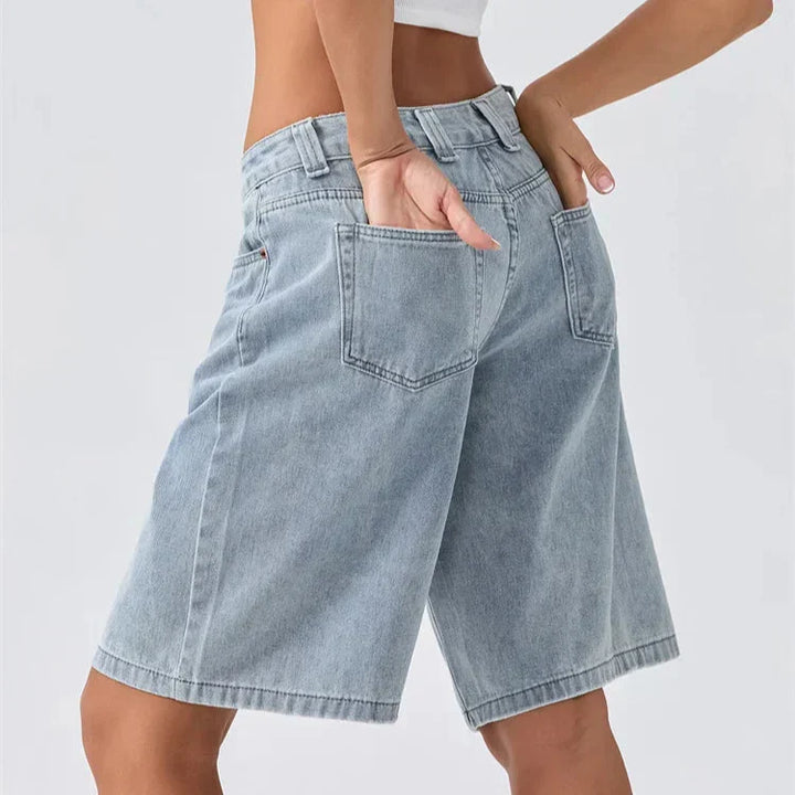 Pantaloncini donna vintage anni 90 a vita bassa, ideali per un look estivo alla moda.