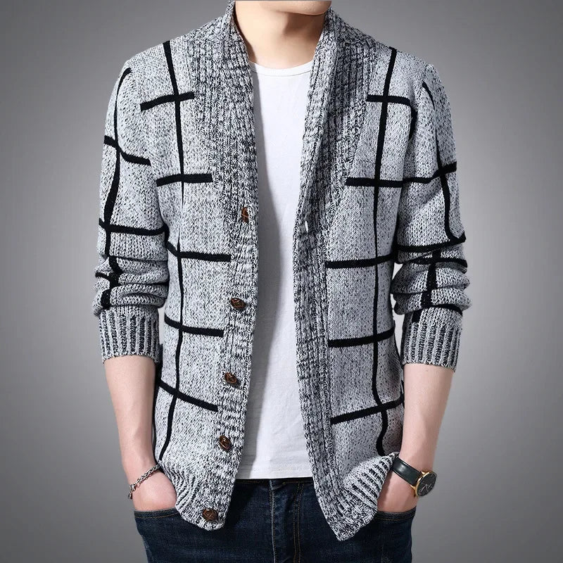 Cardigan uomo elegante grigio con bottoni, motivo a griglia. Perfetto per la moda maschile autunno/inverno.