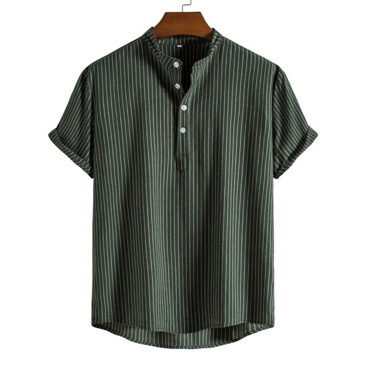 Camicia estiva uomo a righe, maniche corte, colletto coreana, design moderno e leggero.