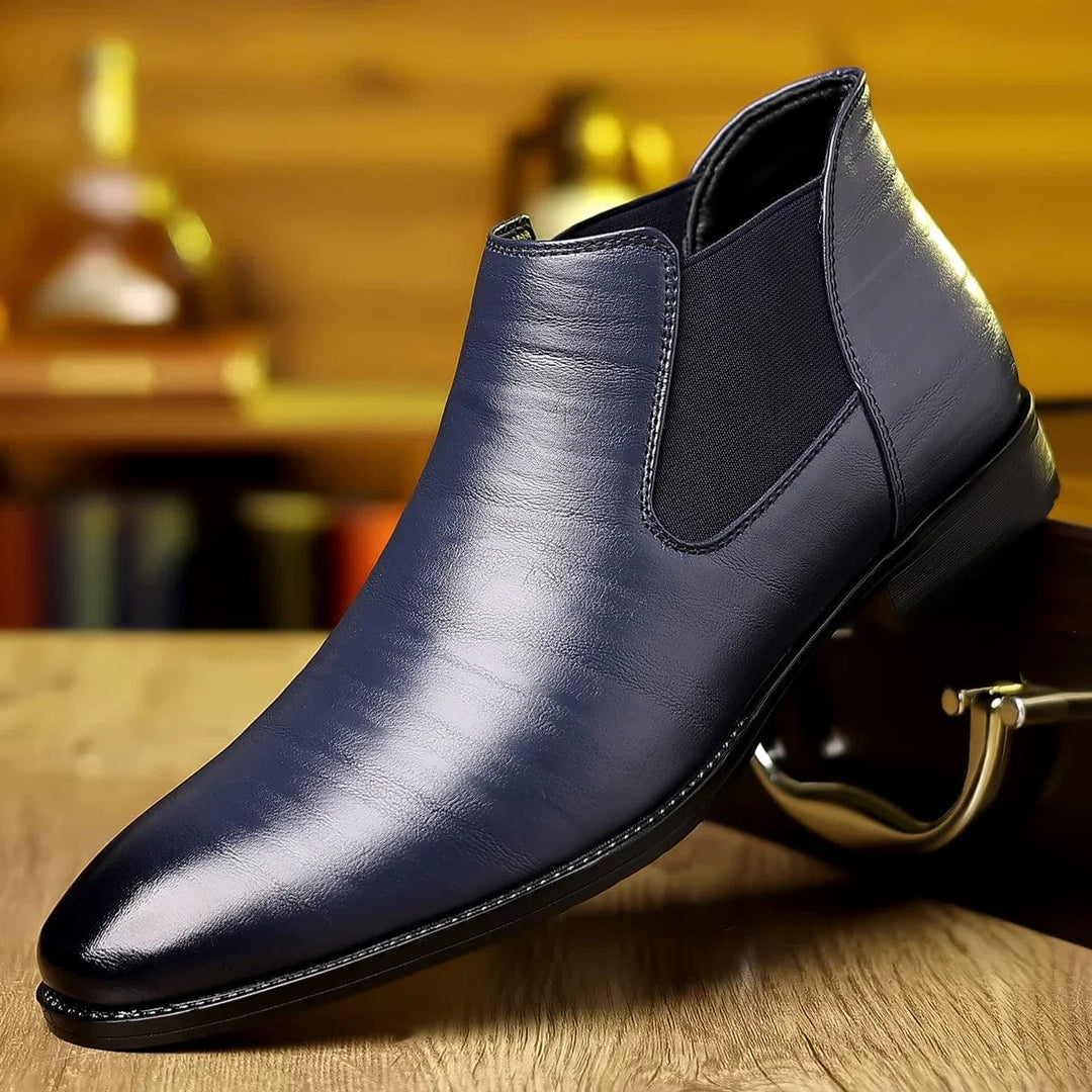Stivaletti uomo in pelle nera, stile Chelsea. Suola antiscivolo per comfort e sicurezza nell'autunno.