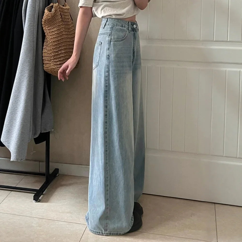 Jeans donna azzurri con vestibilità rilassata e taglio baggy, perfetti per un outfit casual chic e versatile.