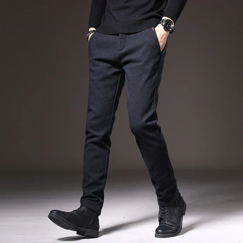 Pantaloni grigi slim fit eleganti, un must-have versatile per ogni guardaroba maschile, adatti all'ufficio.