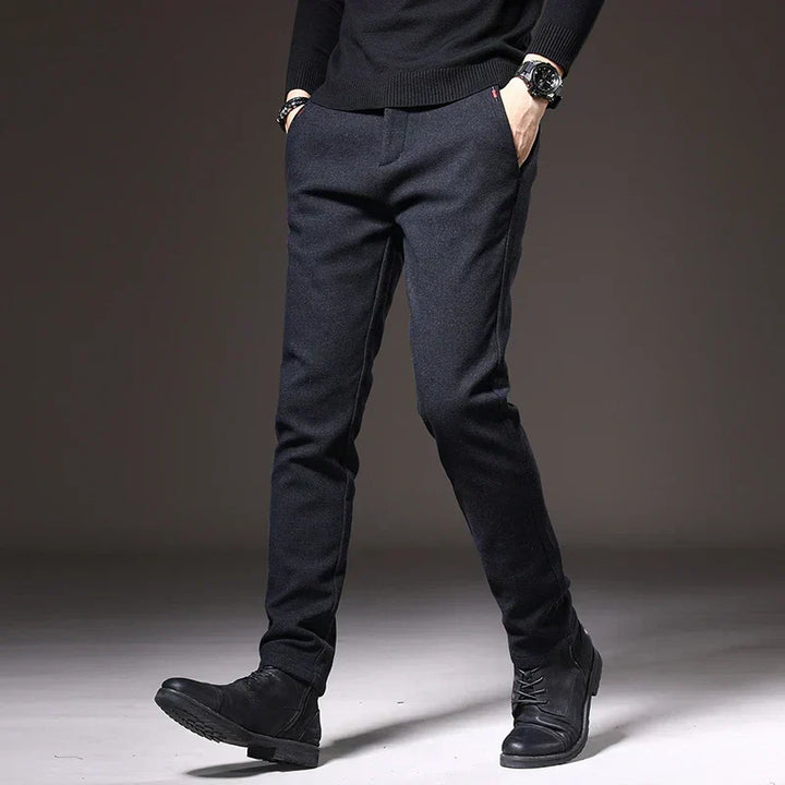 Pantaloni grigi slim fit eleganti, un must-have versatile per ogni guardaroba maschile, adatti all'ufficio.
