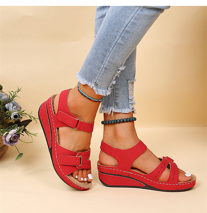 Sandali donna moda con funzionalità: supporto arco, suola traspirante e design estivo per stile e comfort.