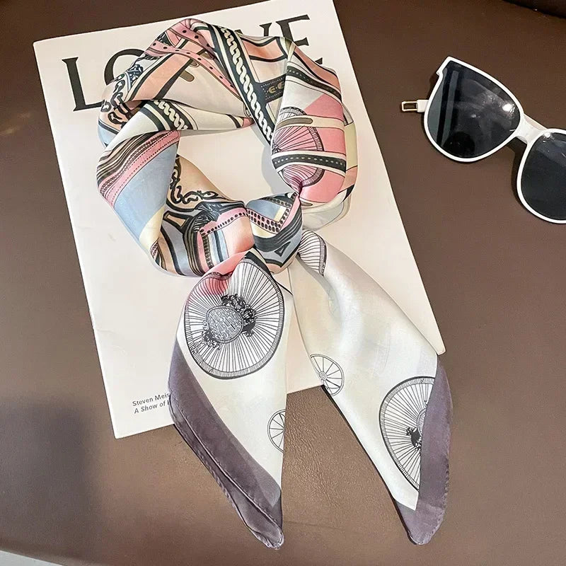 Foulard donna chic in raso, stampa floreale, accessorio moda versatile.