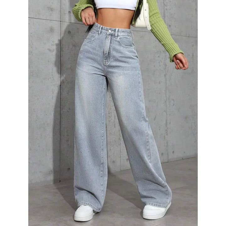 Outfit femminile: jeans vita alta gamba larga. Comfort e stile moderno per la moda donna.