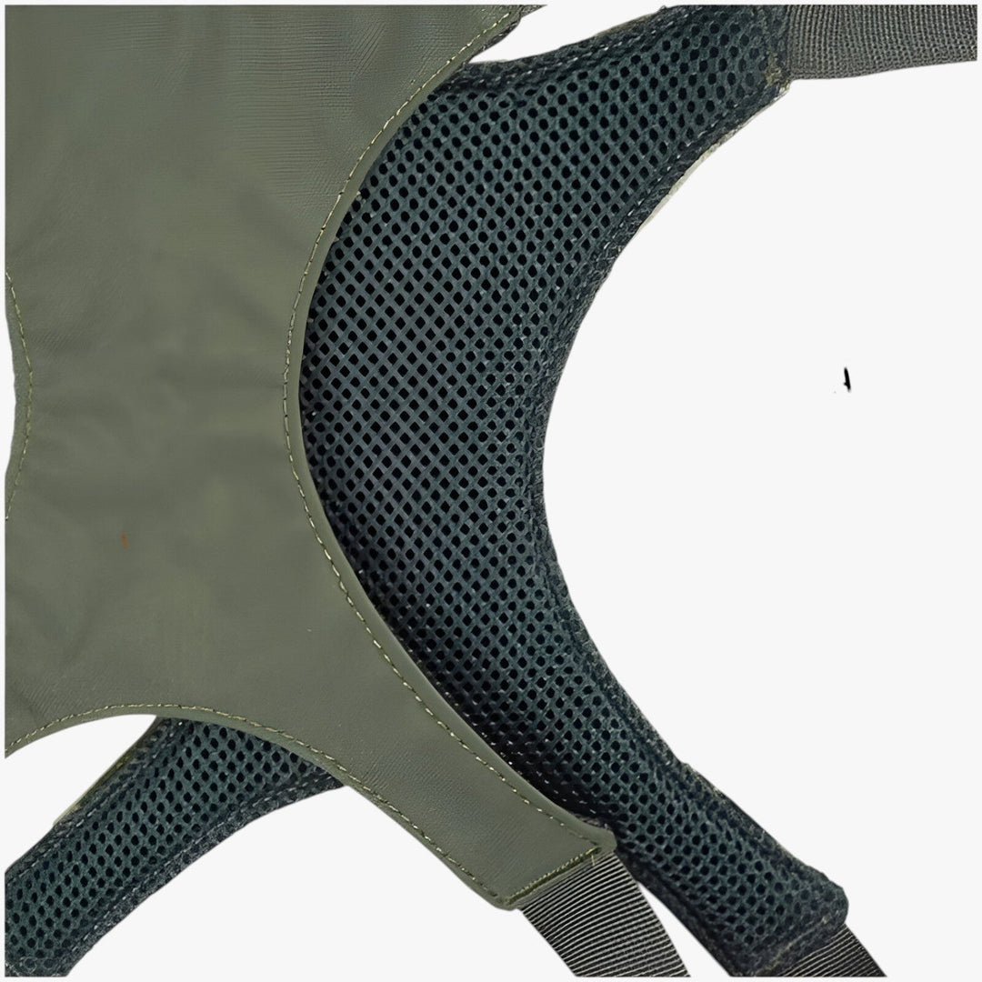 Borsa da petto uomo verde con tracolla regolabile, essenziale per un look pratico e un trasporto sicuro quotidiano.