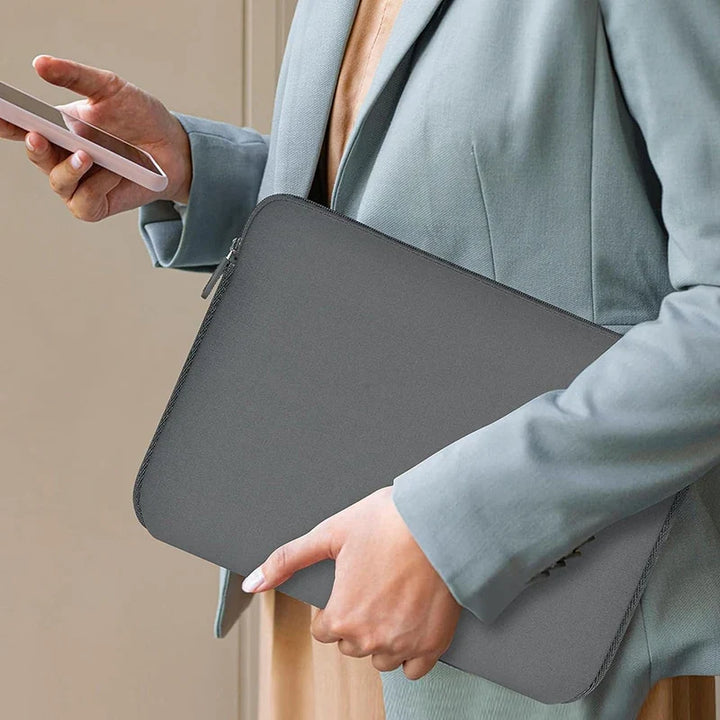 Custodia universale per notebook 13-15.6 pollici, grigia. Protezione antigraffio essenziale per tecnologia, ufficio e viaggio.