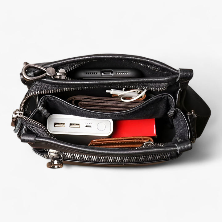 Borsa tracolla verticale uomo nera elegante, in ecopelle, versatile per viaggio e look quotidiano e pratico.