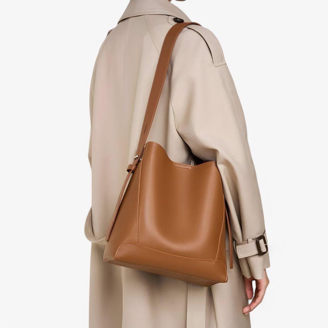 Borsa tote capiente marrone per donna, perfetta per il lavoro e viaggi, accessorio versatile.