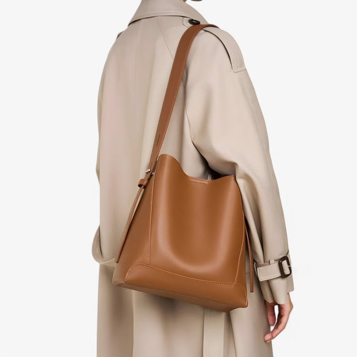 Borsa tote capiente marrone per donna, perfetta per il lavoro e viaggi, accessorio versatile.