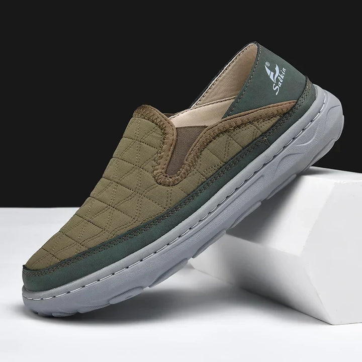 Eleganti mocassini uomo neri slip-on trapuntati, ideali per look casual e comfort flessibile.