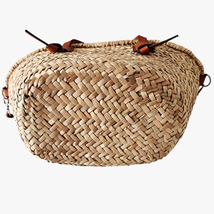 Elegante borsa tote donna intrecciata marrone, accessorio estivo per un look casual chic.