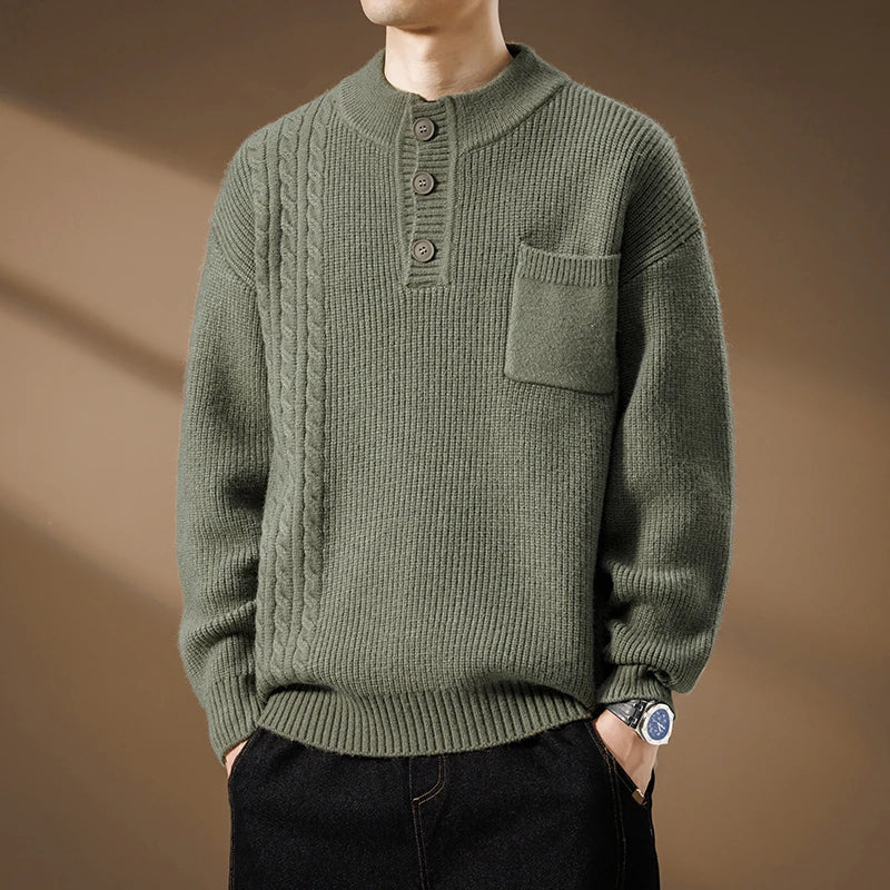 Maglione uomo Henley a treccia con bottoni e taschino, perfetto per look casual ed elegante autunno inverno.