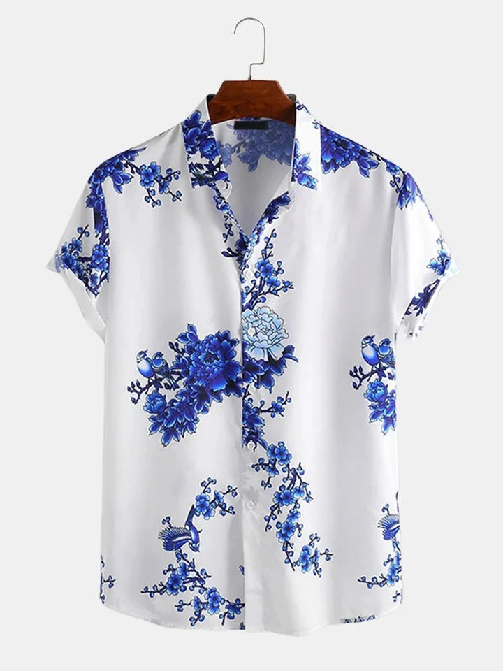 Camicia uomo estiva a maniche corte con stampa floreale multicolore e bottoni. Vestibilità regolare per un look casual-chic.