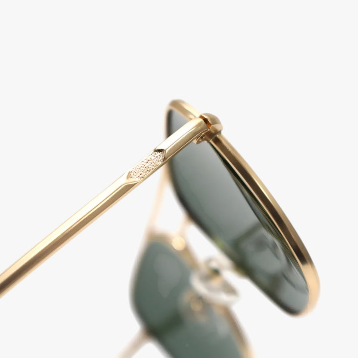 Occhiali da sole uomo polarizzati in metallo, perfetti per viaggio e protezione quotidiana.