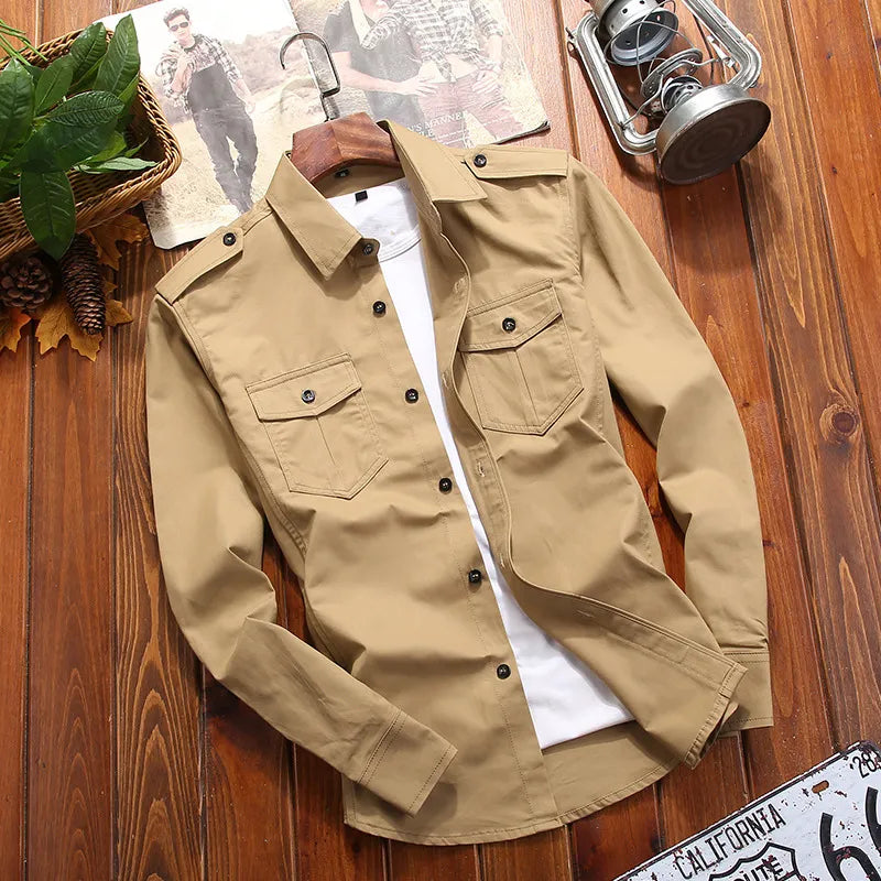 Camicia uomo maniche lunghe, stile utility robusto, con taschini sul petto, ideale per look casual e versatili.