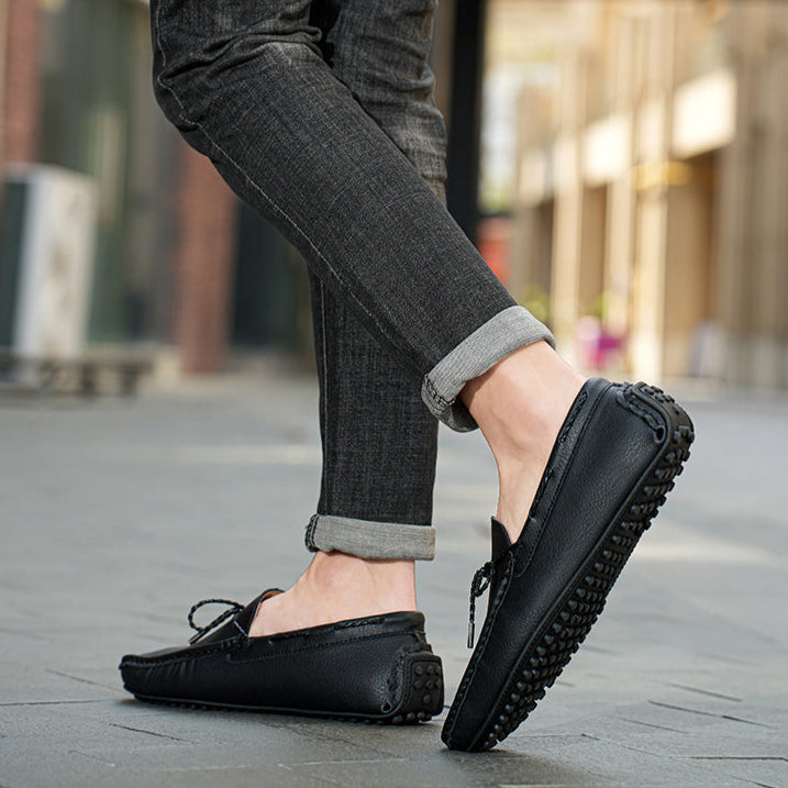 Mocassini da uomo in pelle scamosciata blu, design slip-on con suola flessibile per comfort e stile.