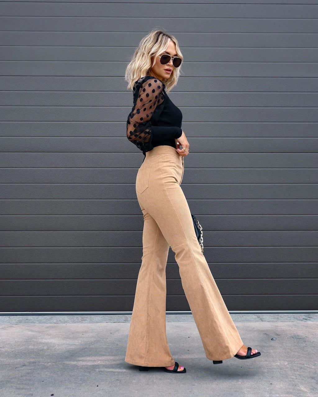 Pantaloni donna a gamba larga vita alta, un must-have per la moda attuale, comodi e versatili.