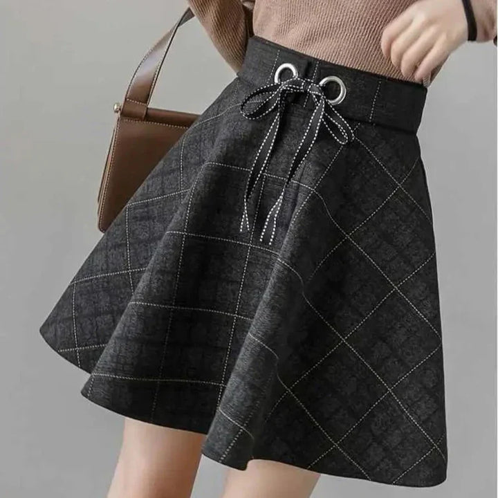 Gonna mini donna a quadri nera con vita alta, ideale per moda femminile e outfit elegante o casual.
