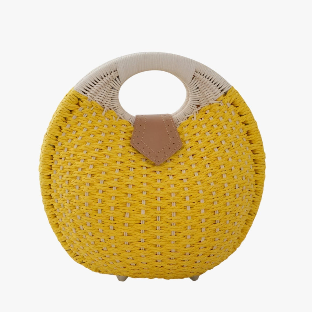 Borsa a mano gialla intrecciata da donna, accessorio moda estivo ed elegante per look quotidiani.
