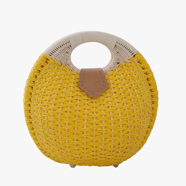 Borsa a mano gialla intrecciata da donna, accessorio moda estivo ed elegante per look quotidiani.