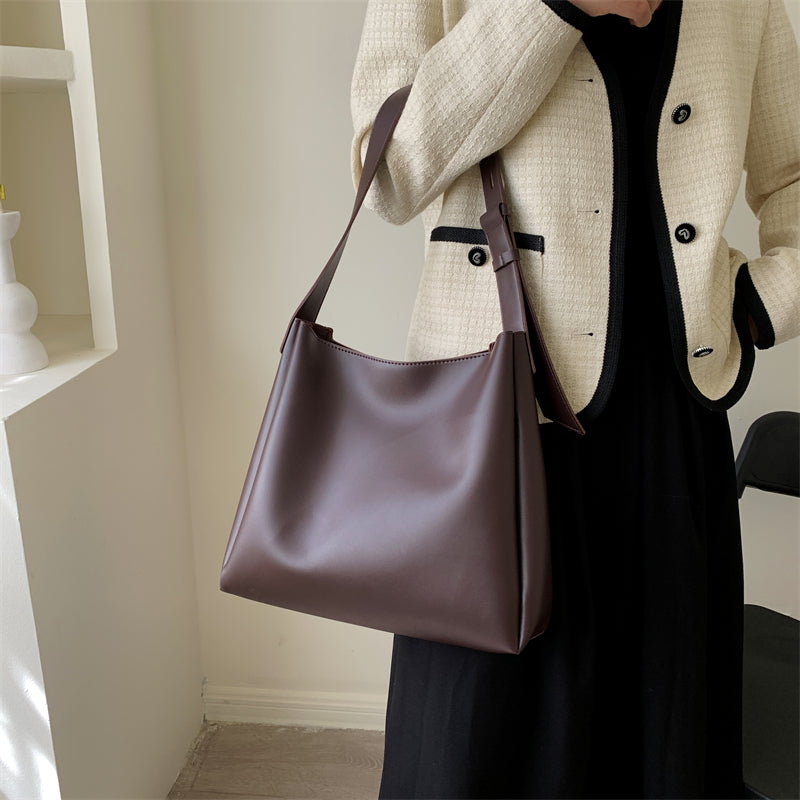 Borsa a tracolla unisex marrone con tracolla regolabile, stile minimal per ogni giorno.