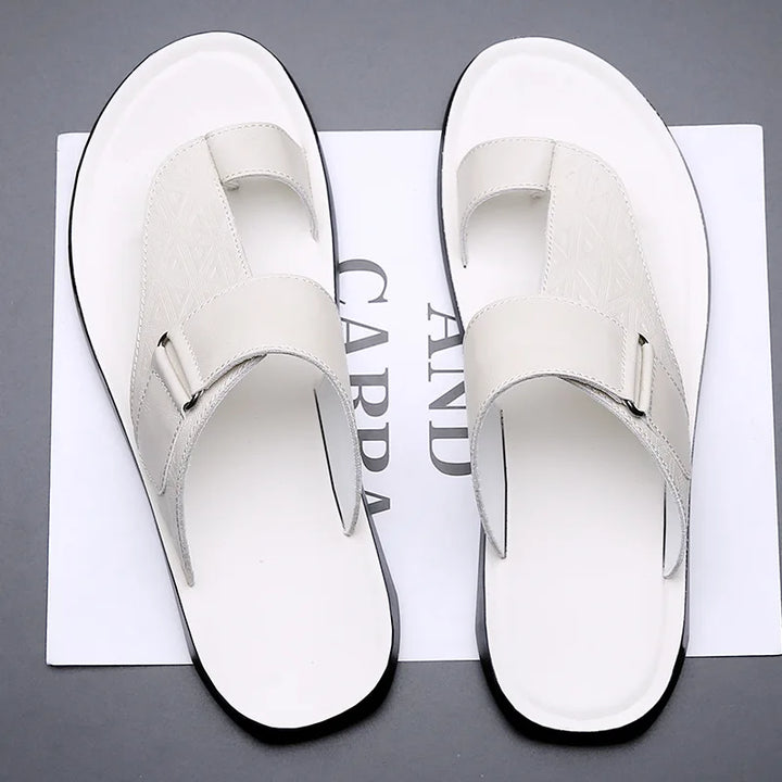 Sandali estivi uomo marroni con plantare sagomato per massimo comfort. Ideali per spiaggia e look casual.