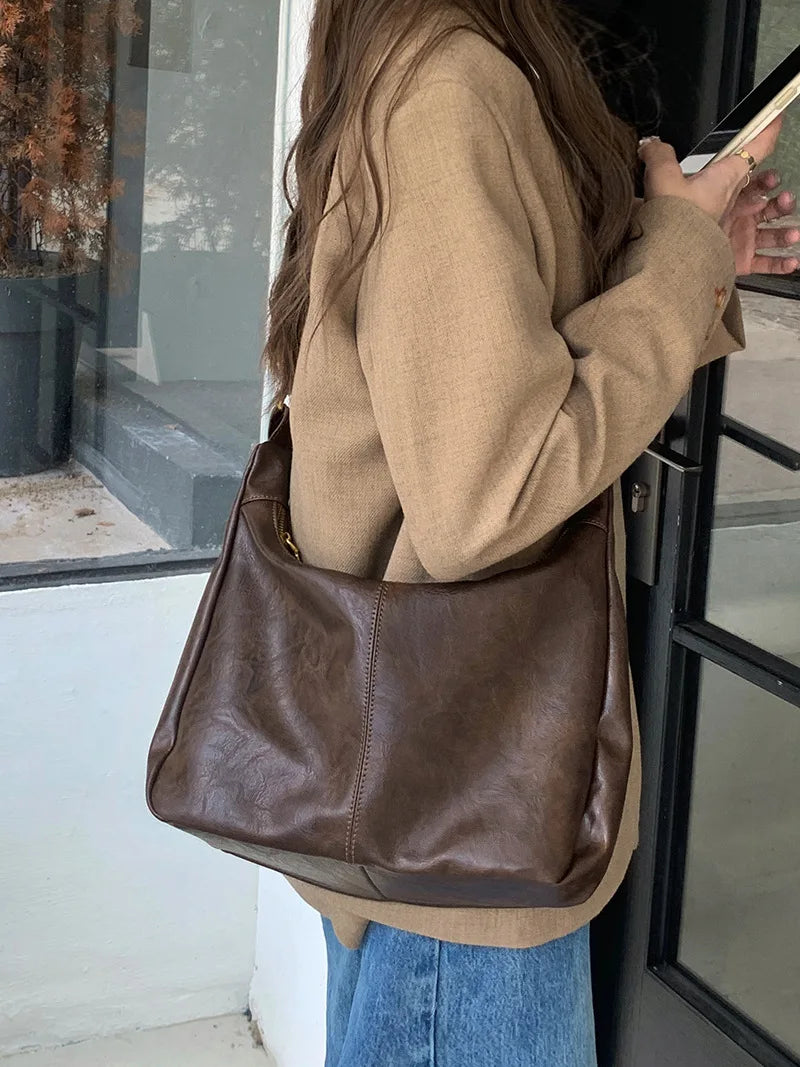 Borsa quotidiana da donna nera, in ecopelle resistente, stile a tracolla per praticità e chic.