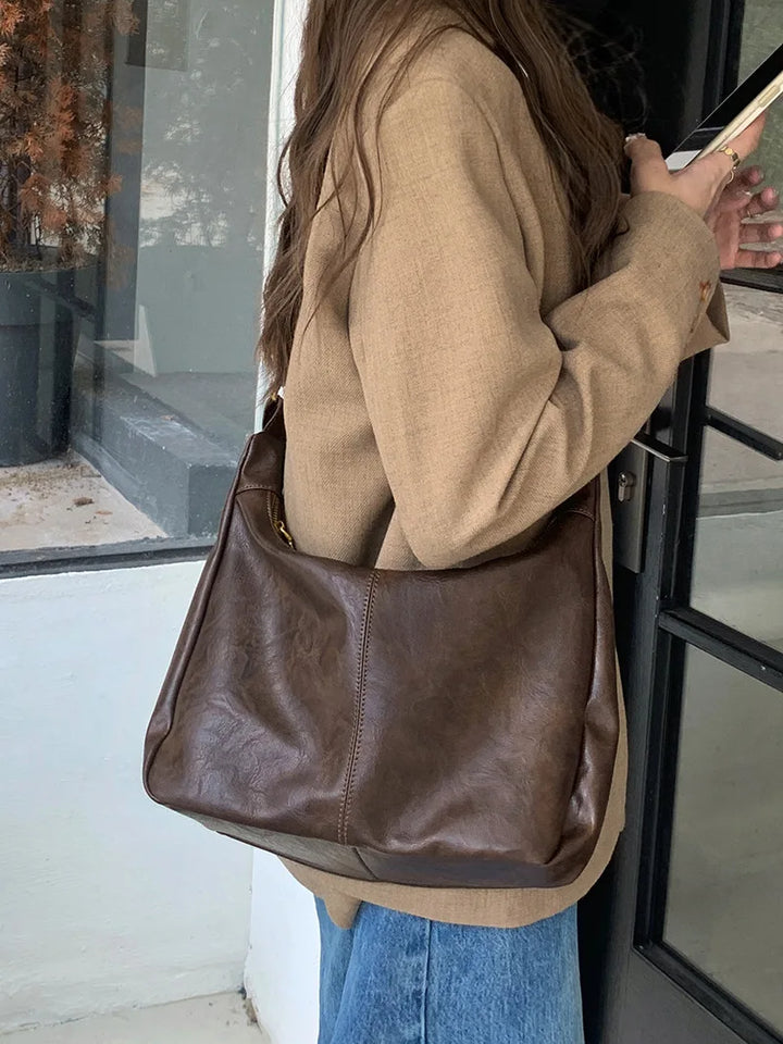 Borsa quotidiana da donna nera, in ecopelle resistente, stile a tracolla per praticità e chic.