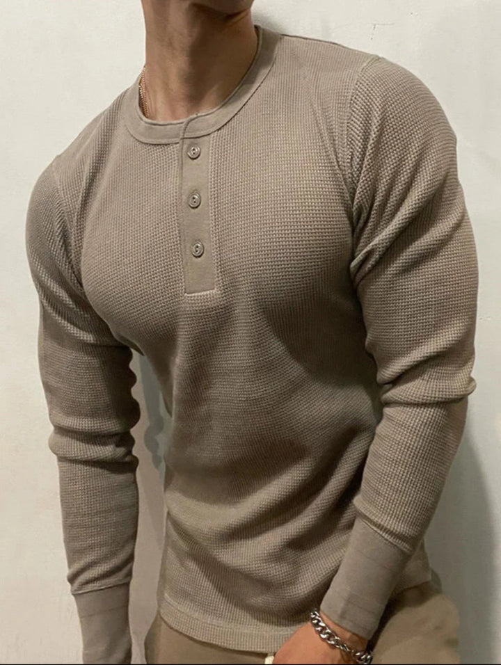 Maglietta uomo a maniche lunghe con collo Henley, slim fit. Look casual-retrò per abbigliamento maschile quotidiano.