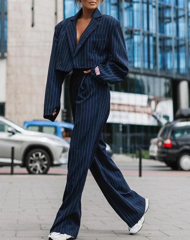 Tailleur donna due pezzi a righe, con blazer corto e pantaloni dritti eleganti per il business professionale.