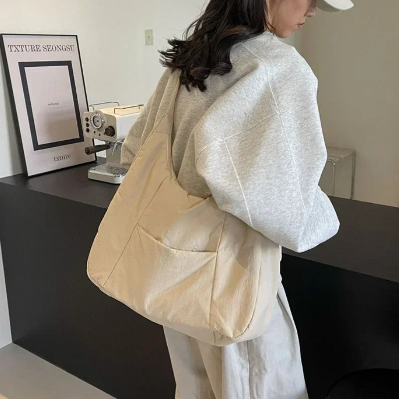 Borsa a tracolla elegante da donna, accessorio di moda versatile per outfit casual o formali.