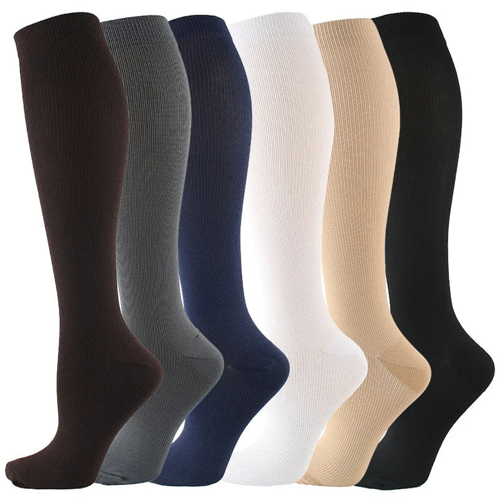 Calze compressive unisex per corsa e sport, garantiscono supporto muscolare e recupero veloce.
