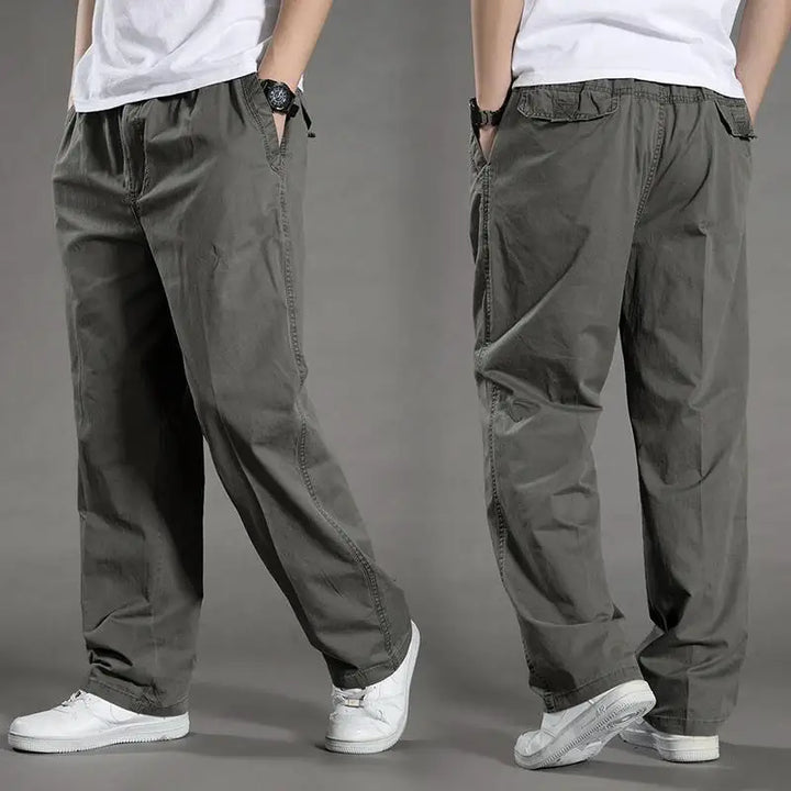 Pantaloni cargo uomo casual con vita elastica, tasche multiple. Ideali per comfort quotidiano e outfit relax.