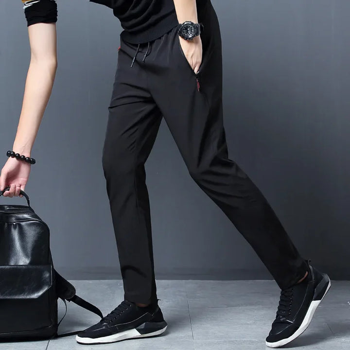 Pantaloni uomo casual slim con vita elastica e tasche zip, ideali per comfort quotidiano e look moderno.