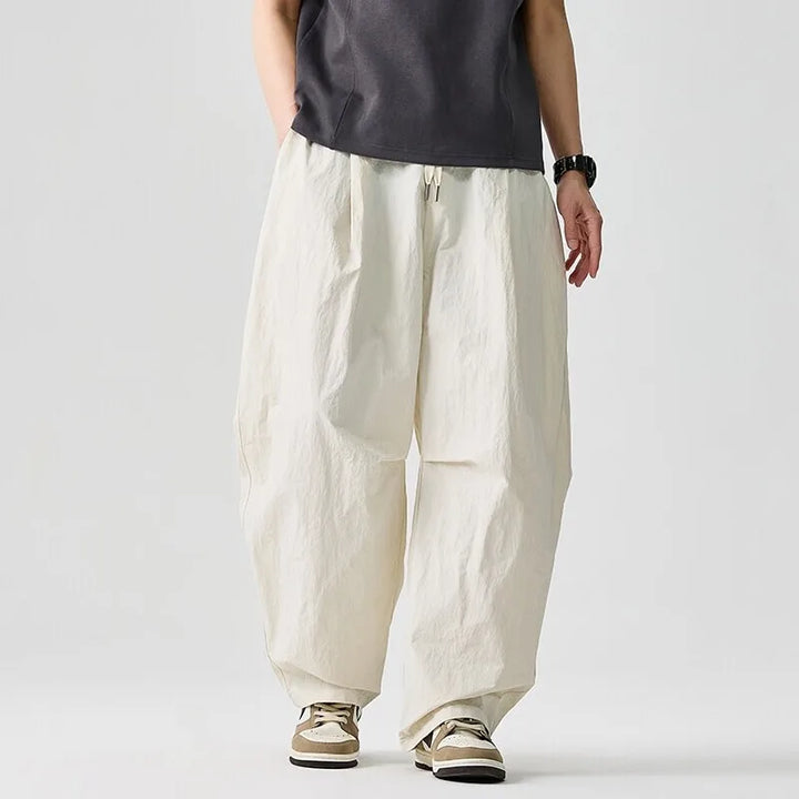 Pantaloni jogger uomo casual a gamba larga, morbidi e con coulisse per comfort e relax. Abbigliamento comodo.