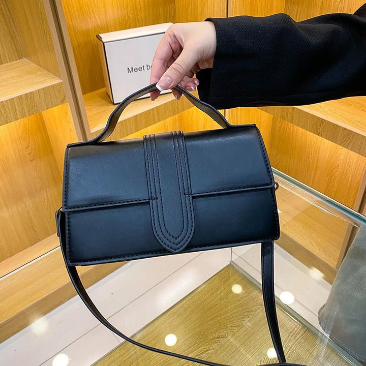 Borsa a tracolla da donna multicolore con patta, design moderno e chic, accessorio sintetico ideale per ogni occasione.