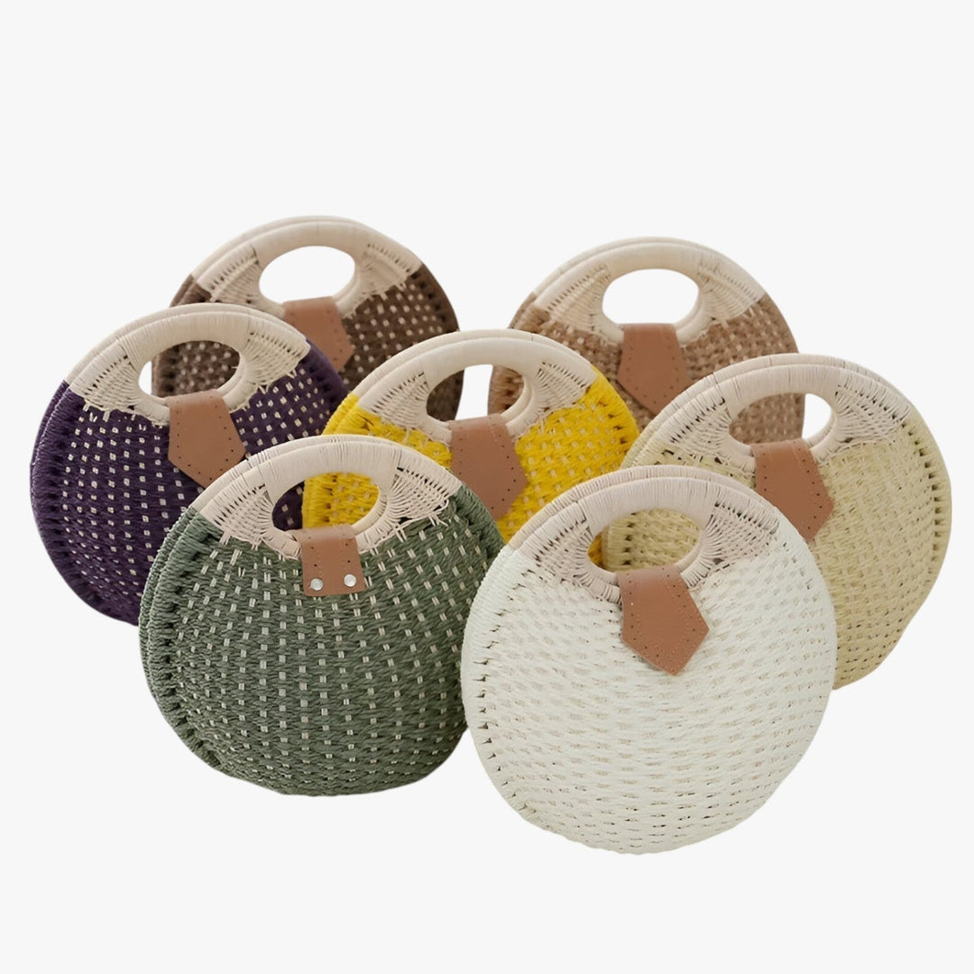Accessorio moda: borsa a mano gialla intrecciata da donna, perfetta per un tocco di colore vivace e estivo.