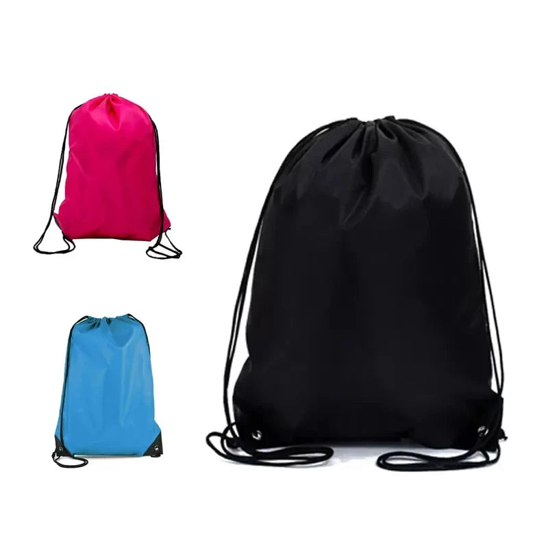 Sacca sportiva unisex in poliestere con coulisse, leggera e compatta, ideale per palestra e tempo libero.