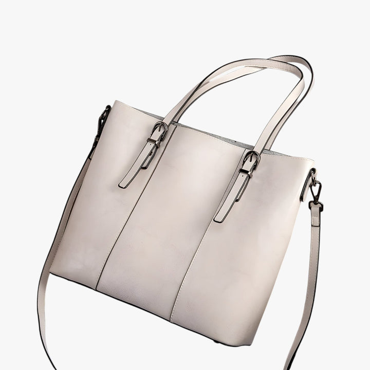 Borsa tote donna marrone scuro con accessori, completa un look elegante e versatile per ogni giorno.