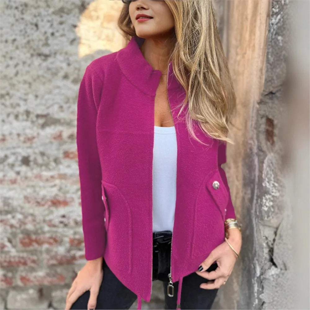 Giacca donna invernale sofisticata, collo alto per calore e stile elegante in inverno.