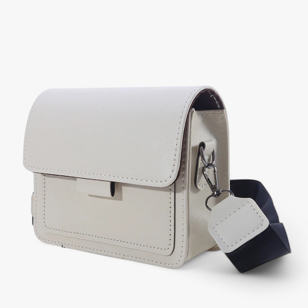 Dettaglio borsa a tracolla donna multicolore con patta, perfetta per un look elegante e quotidiano.