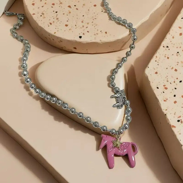 Collana in argento per donna con ciondolo a cavallo smaltato, un'idea regalo brillante e di tendenza.