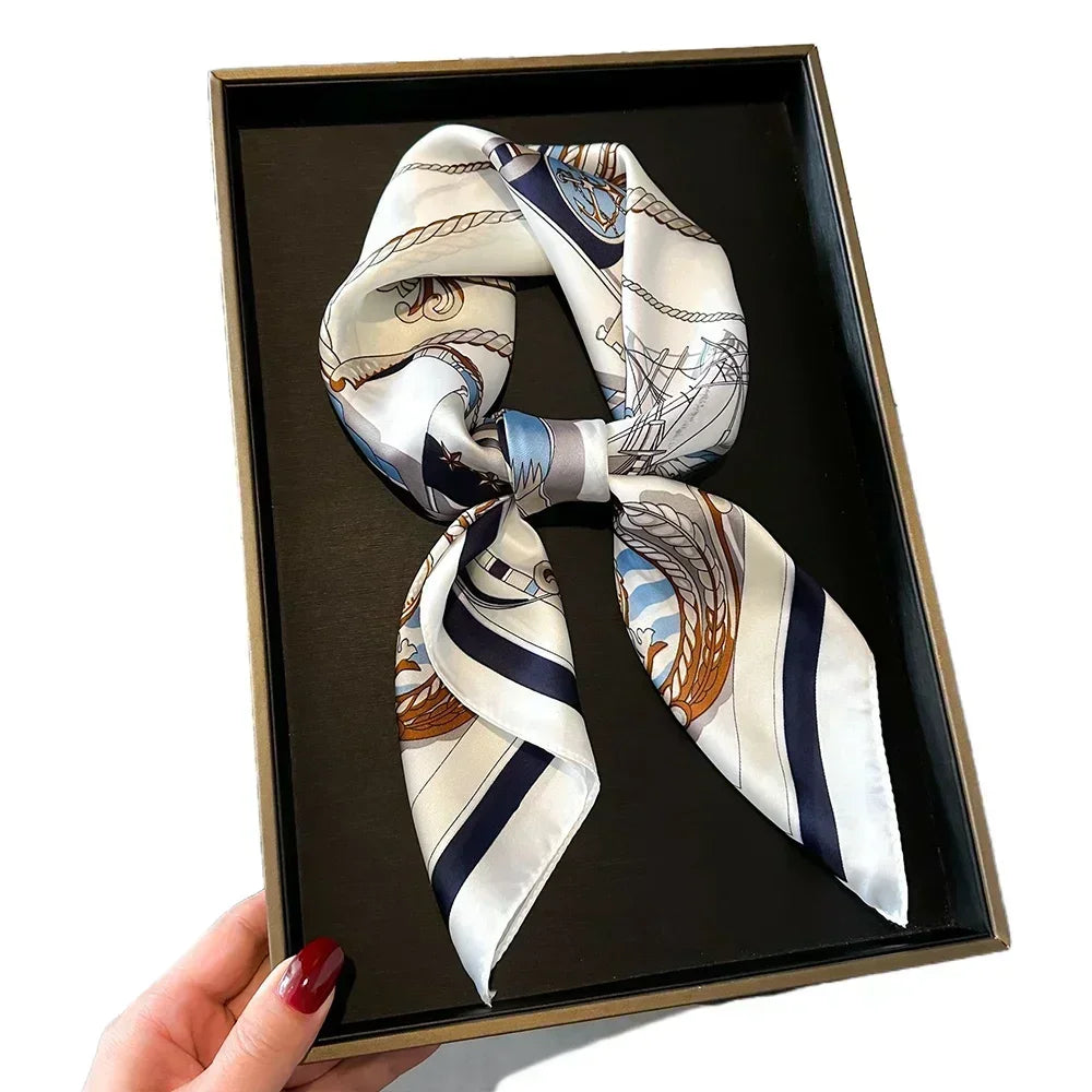 Accessorio di classe: foulard in raso satinato con stampa raffinata per donna.