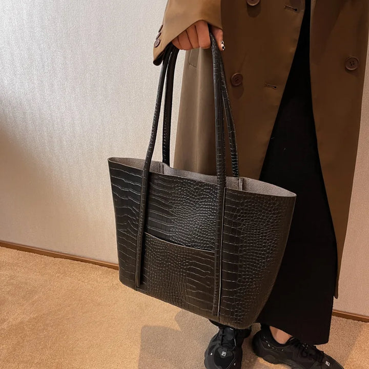 Tracolla regolabile per borsa donna in pelle coccodrillo goffrata, comfort e stile classico ed elegante.