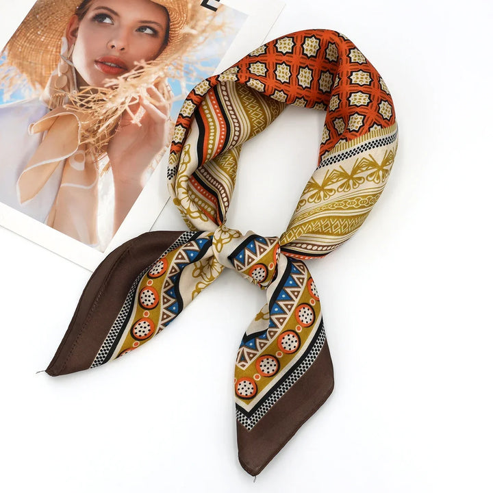 Elegante foulard in raso satinato con stampa artistica, accessorio moda femminile.