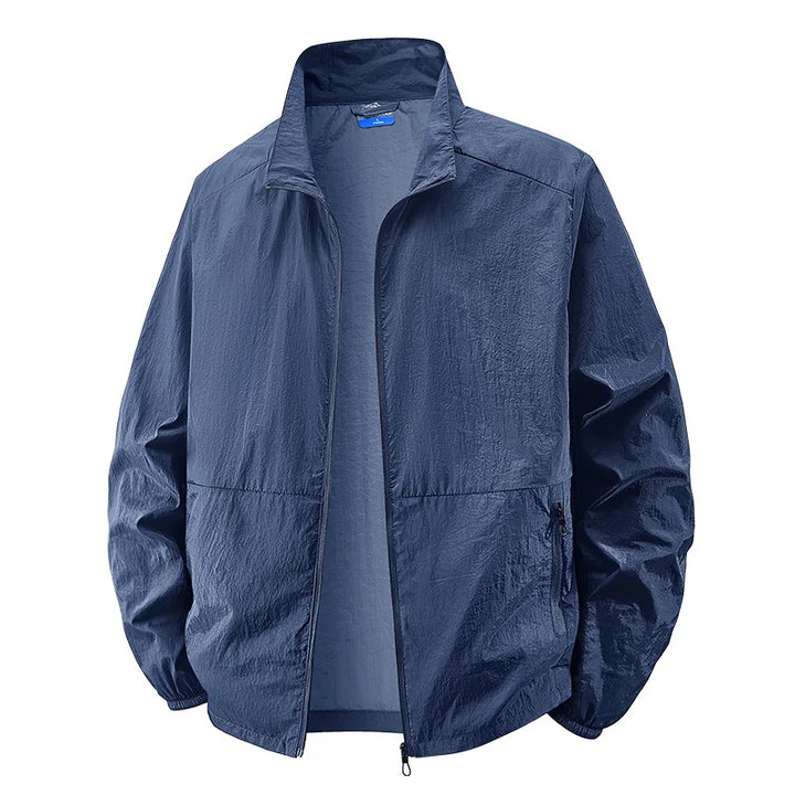 Dettaglio delle tasche multiple su giacca uomo leggera, perfetta per organizzazione e stile urbano maschile.