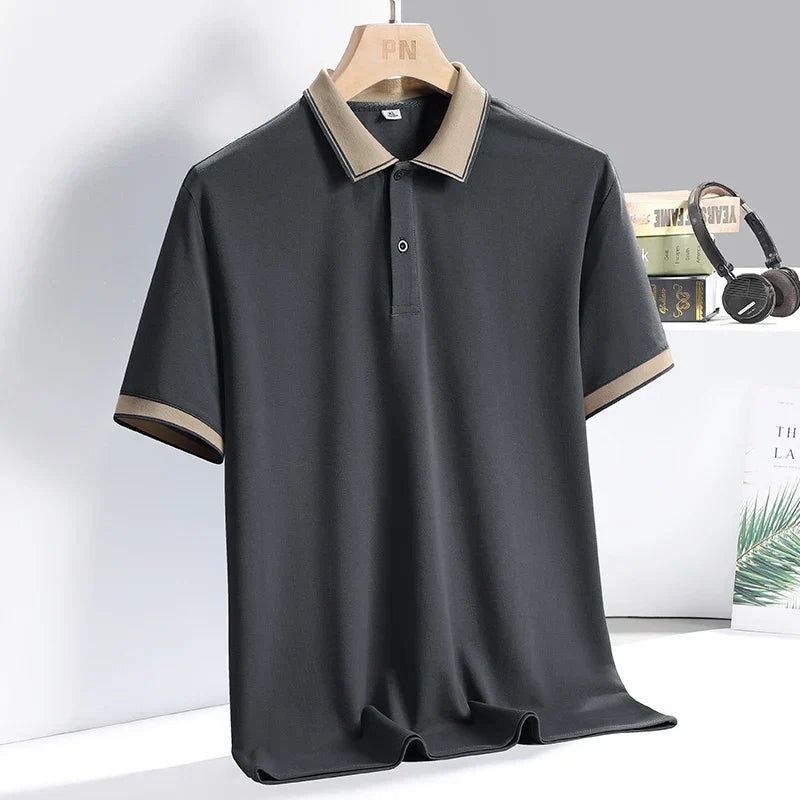 Polo uomo manica corta con vestibilità sartoriale e profili a contrasto, per un look raffinato.